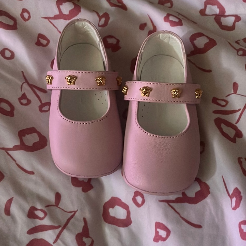 Versace ballerina shoes size 3 in US and it’s a 18 in European